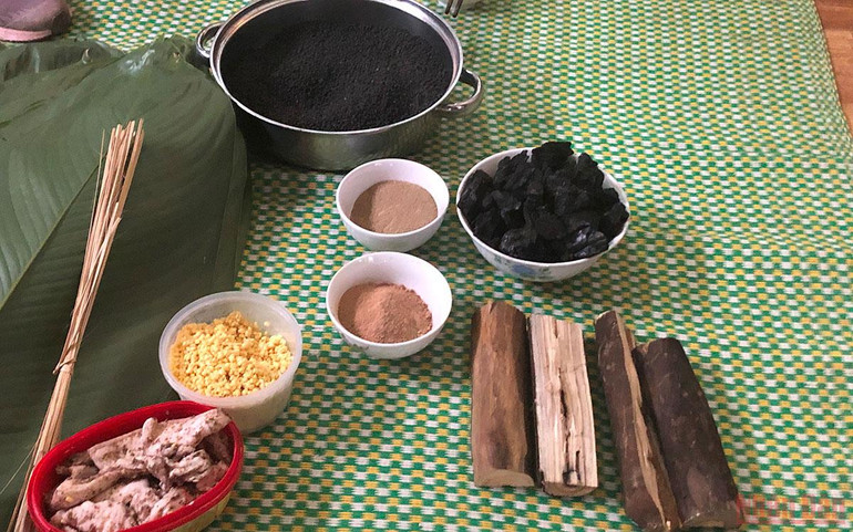 Nguyên liệu làm bánh chưng đen ở Bắc Hà. Ý nghĩa của bánh chưng gù -0