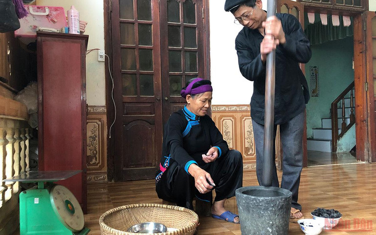 Giã than cây núc nác để trộn vào gạo bánh chưng. Ý nghĩa của bánh chưng gù -0