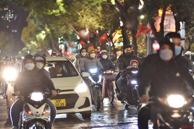 Bất chấp thời tiết rét đậm, người dân tấp nập ra đường du xuân -0