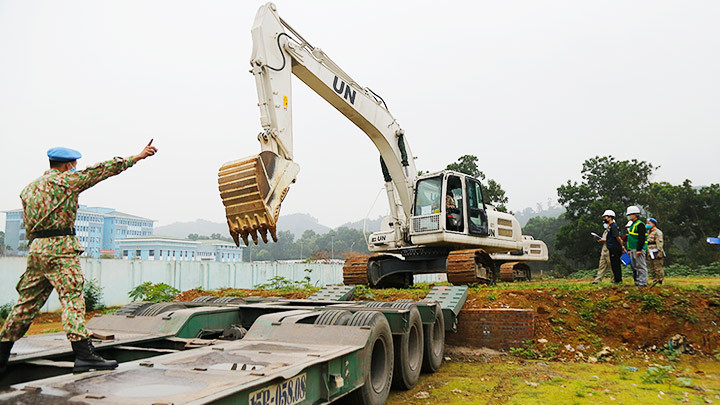 Xe vận tải chuyên dụng sẽ chuyển thẳng chuyến hàng đặc biệt tới cảng Hải Phòng. Đồng hành cùng người lính công binh mũ nồi xanh -0
