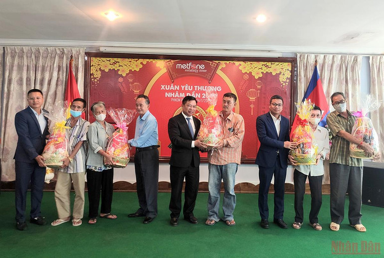 Trao quà Tết của Công ty Metfone cho các gia đình (Ảnh: Nguyễn Hiệp) Doanh nghiệp Việt Nam tại Campuchia tặng quà Tết cho nhiều gia đình -0
