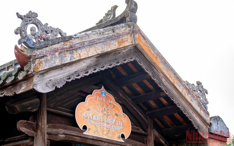 Triển lãm giới thiệu, miêu tả đặc điểm, tính chất của bản Kiều chép tay của Hoàng gia triều Nguyễn thông qua 36 pa-nô được thiết kế phù hợp không gian trưng bày. Triển lãm bản Kiều chép tay của Hoàng gia triều Nguyễn tại Đại nội Huế -0