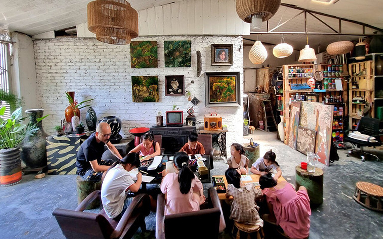 Họa sĩ Tô Ngọc Trang dạy vẽ cho các em nhỏ tại làng nghề sơn mài Hạ Thái. Luồng gió mới ở làng nghề -0
