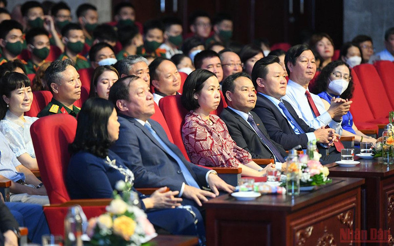 Các đại biểu tham dự chương trình. (Ảnh: THÀNH ĐẠT) Chương trình nghệ thuật đặc biệt “Chung một dòng sông” -0