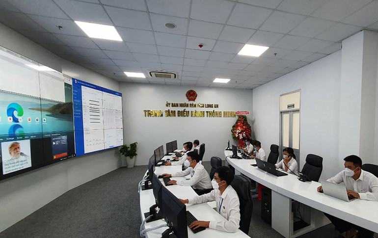 Cán bộ, công chức, viên chức làm việc tại Trung tâm Điều hành thông minh (IOC) và Kho cơ sở dữ liệu dùng chung của Long An. Long An đưa vào vận hành Trung tâm Điều hành thông minh (IOC) và Kho cơ sở dữ liệu dùng chung -0