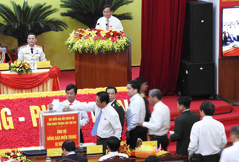 Các đại biểu dự Đại hội đóng góp để ủng hộ đồng bào miền trung đang gặp nhiều khó khăn trước thiên tai trong những ngày vừa qua. Ninh Thuận phấn đấu đến năm 2025 là tỉnh phát triển khá của khu vực và cả nước -0