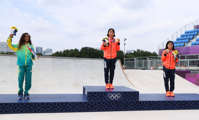 Bé gái 13 tuổi giành huy chương vàng Olympic -0