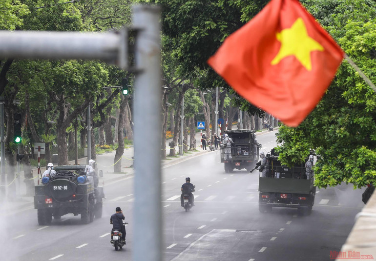 Các xe đặc trủng phun khử khuẩn nhằm bảo đảm công tác phòng dịch trên địa bàn Thủ đô Hà Nội. 11Ha_noi_khu_khuan-1627273730388.jpeg