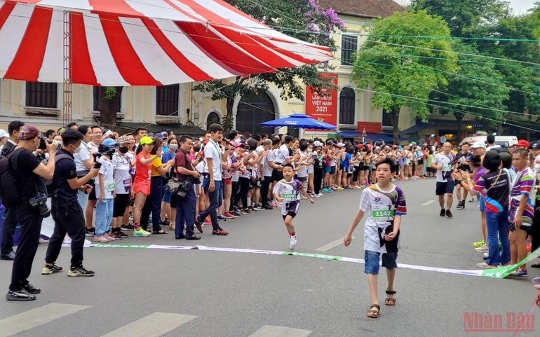 Những vận động viên nhí đầu tiên về đích. Giải chạy Pháp ngữ tôn vinh vai trò của nữ giới trong xã hội -0