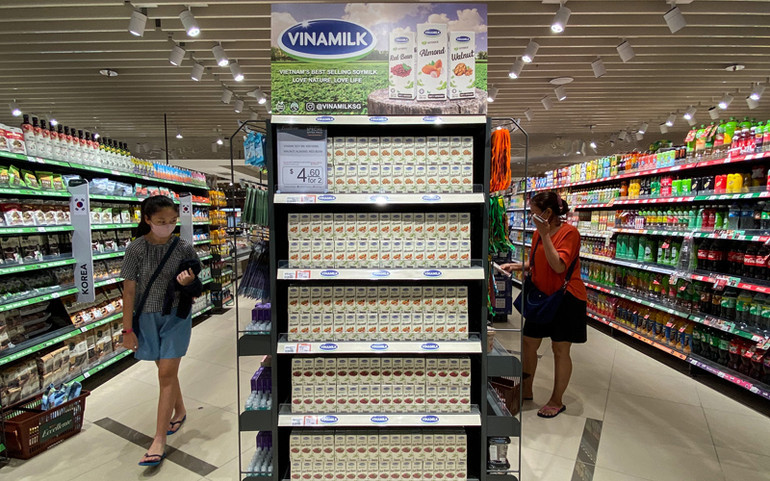 Các sản phẩm sữa hạt của Vinamilk đã lên kệ các siêu thị tại Singapore từ năm 2020. Vinamilk xuất khẩu sữa tươi tiệt trùng chứa tổ yến đầu tiên đi Singapore -0