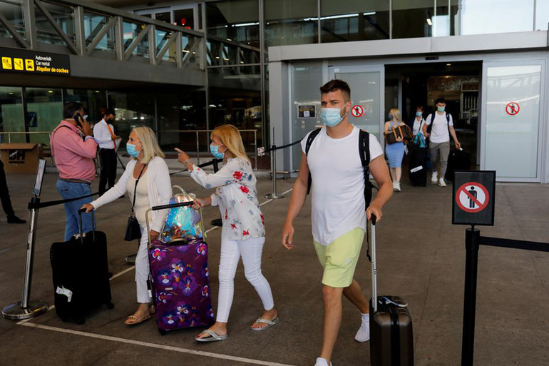Du khách tới Tây Ban Nha hồi tháng 7/2021 (Ảnh: REUTERS) UNWTO: Sự hồi sinh của du lịch thế giới vẫn mong manh -0