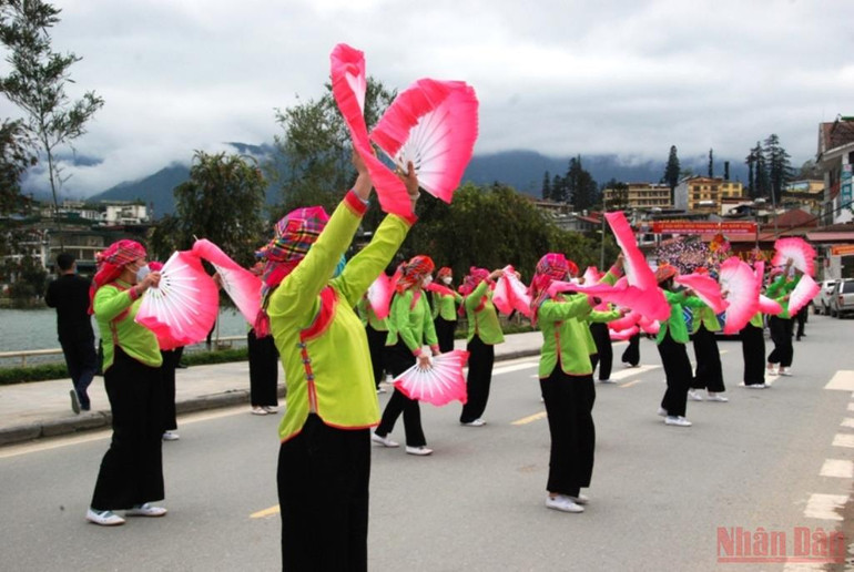 Tưng bừng canaval đường phố Sa Pa -0