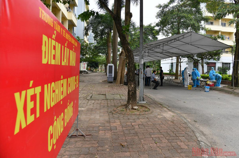 Xét nghiệm Covid-19 cho người dân xã Kim Chung -2