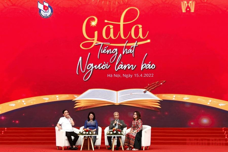 Các khách mời chia sẻ kỷ niệm về các kỳ Liên hoan Tiếng hát người làm báo và giao lưu với khán giả. Ấn tượng Gala Tiếng hát người làm báo -0