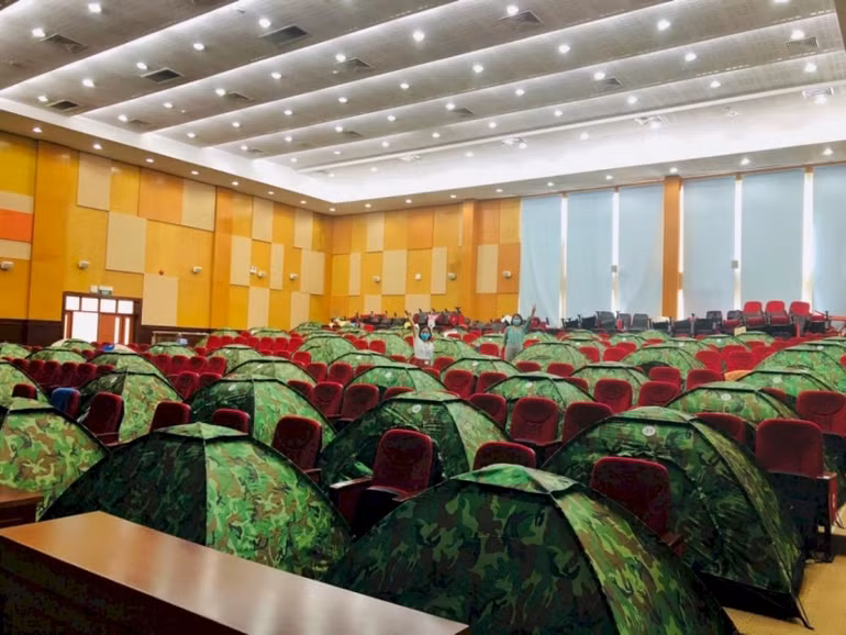 Khu vực nghỉ ngơi, cách ly của CBCNV tại hội trường Nhà máy Đạm Phú Mỹ.