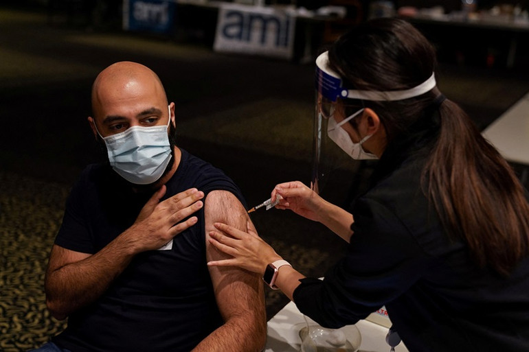 Tiêm vaccine phòng Covid-19 tại Câu lạc bộ thể thao Bankstown, Sydney, Australia, ngày 25/8/2021. (Ảnh: REUTERS) New Zealand mở cửa trở lại biên giới từ tháng 4 -0