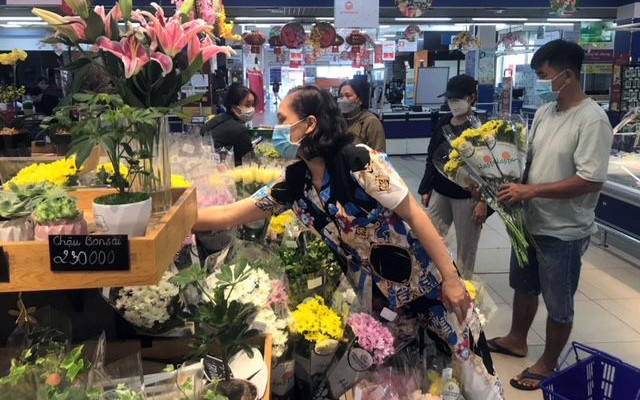 Người dân thành phố Hồ Chí Minh chọn mua hoa tươi tại một siêu thị Co.opmart sáng 4/2. Ảnh: Hoàng Liêm Giá cả hàng hóa dịp Tết ổn định, không khan hiếm -0