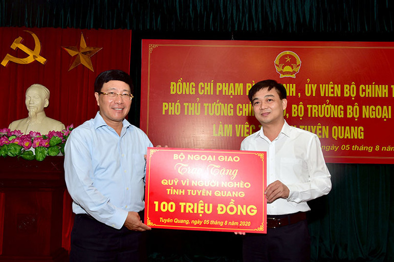 Đồng chí Phạm Bình Minh trao 100 triệu đồng cho Quỹ vì người nghèo tỉnh Tuyên Quang. Phó Thủ tướng Chính phủ Phạm Bình Minh làm việc tại Tuyên Quang -0