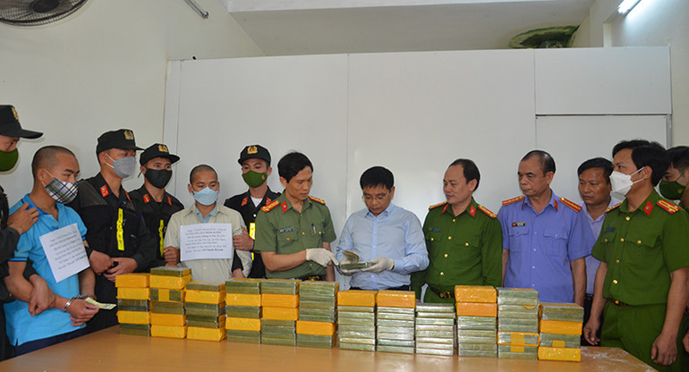 Đồng chí Nguyễn Văn Thắng, Ủy viên Trung ương Đảng, Bí thư Tỉnh ủy Điện Biên kiểm tra tang vật, động viên các lực lượng phá án. Khen thưởng các lực lượng phá thành công 2 chuyên án ma túy lớn tại Điện Biên -0