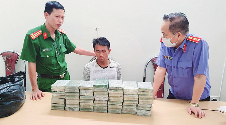 Đối tượng Chang A Sang cùng tang vật 60 bánh heroin. Khen thưởng các lực lượng phá thành công 2 chuyên án ma túy lớn tại Điện Biên -0