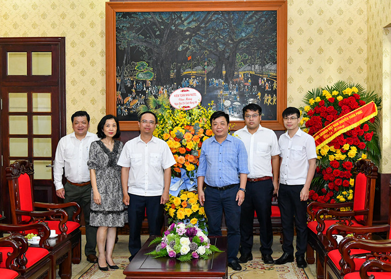 Đoàn đại biểu Kiểm toán Nhà nước gửi lời chúc tốt đẹp đến những người làm báo Nhân Dân. (Ảnh: THỦY NGUYÊN) Mặt trận Tổ quốc Việt Nam chúc mừng Báo Nhân Dân nhân dịp 21/6 -0