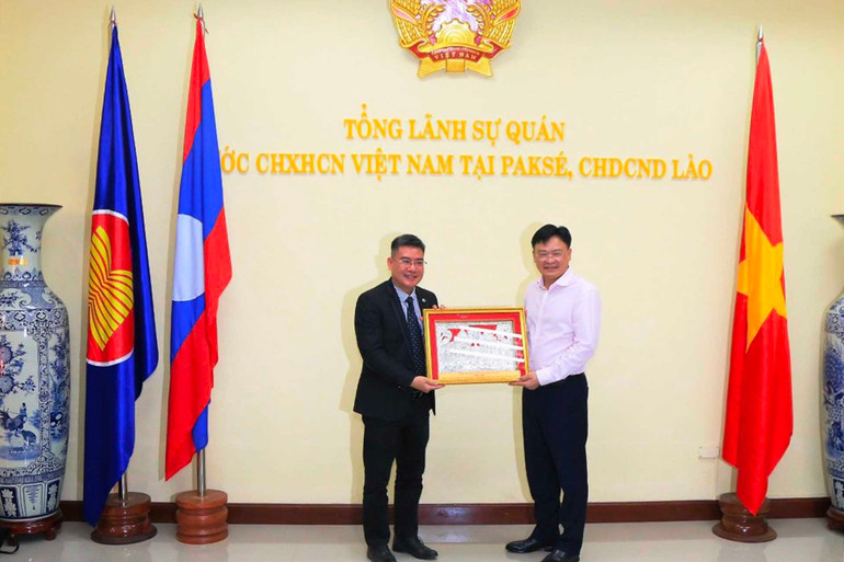 Giám đốc Công an tỉnh Thừa Thiên Huế, Đại tá Nguyễn Thanh Tuấn thăm Tổng Lãnh sự quán nước CHXHCN Việt Nam tại Paksé, tỉnh Chăm-Pa-Sắc (Lào). (Ảnh: Công an cung cấp) Chính phủ Lào tặng Huy chương cao quý cho Công an tỉnh Thừa Thiên Huế -0