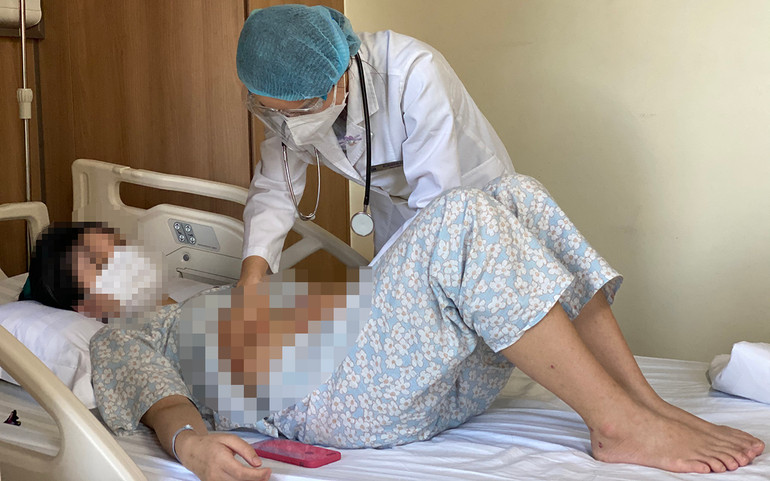 Bác sĩ khám cho bệnh nhi mắc tay chân miệng. Tay chân miệng gia tăng, cha mẹ cần làm gì chăm sóc trẻ? -0