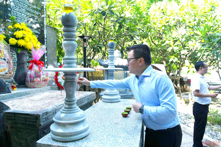 Tổng Biên tập Báo Nhân Dân Lê Quốc Minh dâng hương tại Khu tưởng niệm các chiến sĩ Gạc Ma. Đoàn đại biểu Báo Nhân Dân dâng hương tại Khu tưởng niệm các chiến sĩ Gạc Ma -0