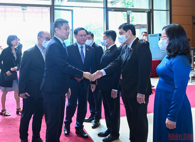 Chủ tịch Quốc hội Vương Đình Huệ đón, hội đàm với Chủ tịch Quốc hội Singapore Tan Chuan-Jin -1