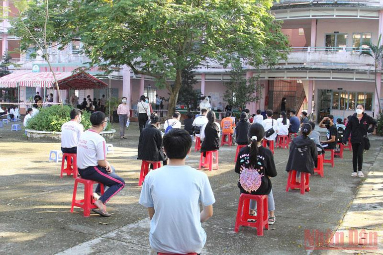 Vĩnh Long bắt đầu tiêm vaccine cho trẻ từ 12-17 tuổi -0