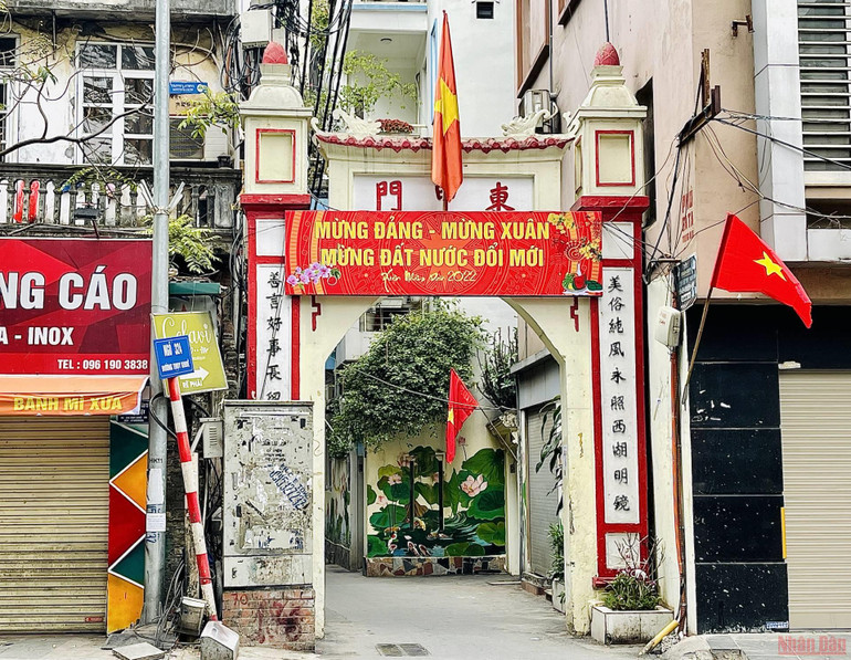 Trên cổng có khắc chữ “Ðông Giáp môn”. 17conglang_ThuyKHue-1646065244504.jpeg