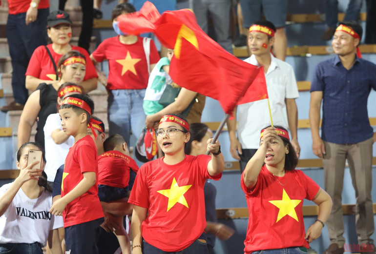 Cổ động viên vui mừng sau bàn thắng của Tiến Linh (Ảnh: KHIẾU MINH) Cổ động viên Việt Nam vui mừng chiến thắng của đội tuyển U23 Việt Nam -1