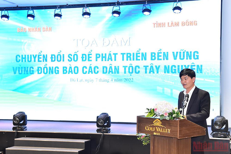 Phó Hiệu trưởng Đại học Đà Lạt Mai Minh Nhật phát biểu tham luận về Liên kết chuyển đổi số giữa Đại học Đà Lạt và huyện Lạc Dương (tỉnh Lâm Đồng). (Ảnh: THỦY NGUYÊN) Cần “cú huých” cho chuyển đổi số trong nông nghiệp ở Tây Nguyên -0