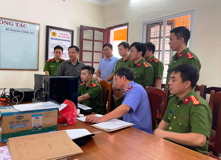 Làm giả con dấu, tài liệu để chiếm đoạt tài sản -0