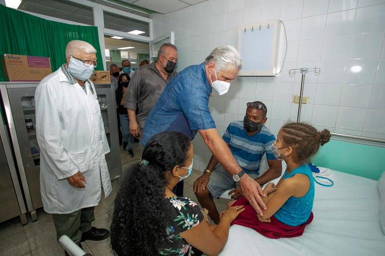 Chủ tịch Cuba Miguel Díaz-Canel tới thăm, động viên các nạn nhân bị thương trong vụ nổ. (Ảnh: Văn phòng Chủ tịch Cuba) Cuba khẩn trương công tác tìm kiếm cứu nạn sau vụ nổ ở thủ đô La Habana -0