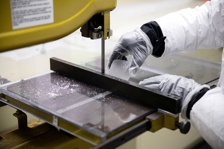 Cuộc chạy đua thu thập lõi băng của các nhà khoa học -0