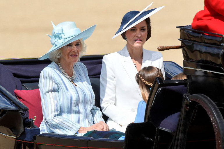 Vợ của Thái tử Charles, bà Camilla, và Công nương Kate, vợ của Hoàng tử William, ngồi trên xe ngựa trên đường The Mall. (Ảnh: Reuters) UK -0