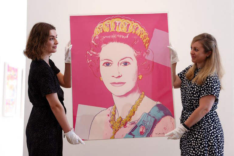 Tranh vẽ Nữ hoàng Queen Elizabeth II trước khi được đấu giá tại London, ngày 1/6. (Ảnh: Reuters) Vương quốc Anh sẵn sàng cho Đại lễ Bạch kim kỷ niệm 70 năm Nữ hoàng Elizabeth II lên ngôi -0