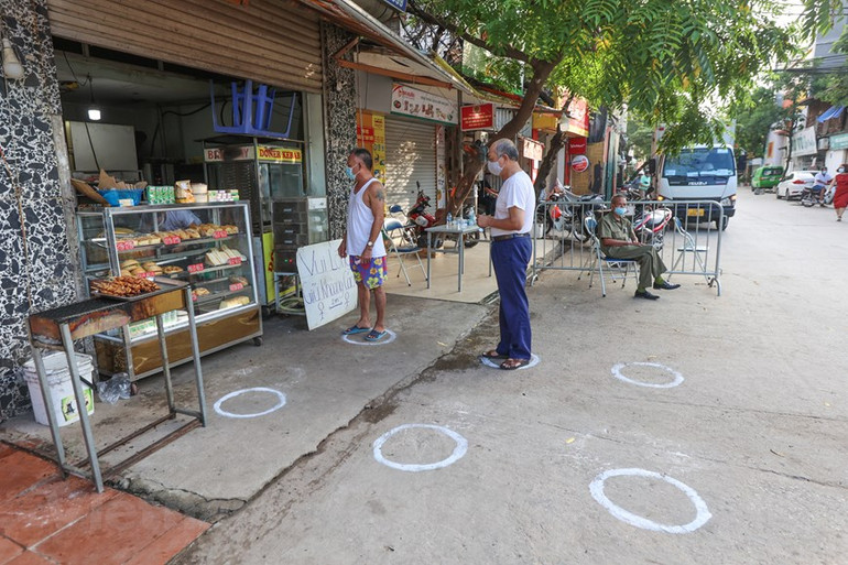 Người dân Thủ đô xếp hàng dùng thẻ để đi chợ thời Covid-19 -0