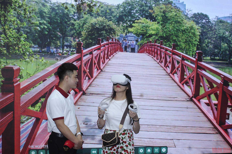Du khách trải nghiệm du lịch Hà Nội qua tương tác thực tế ảo. (Ảnh: Đăng Khoa) Nhiều tour ưu đãi tại Lễ hội Du lịch Hà Nội -0