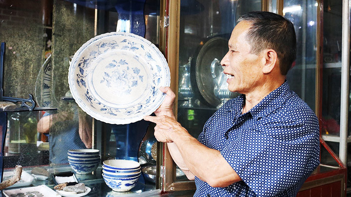 Thầy giáo làng “gom” hiện vật xây bảo tàng văn hóa -0