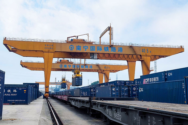 Các container chở hàng hóa được xếp lên tàu trước giờ khởi hành. (Ảnh: Nhân Dân Nhật báo) Trung Quốc khai trương chuyến tàu RCEP đầu tiên đến Việt Nam -0