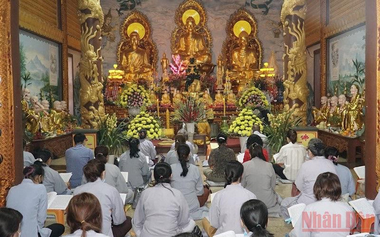 Đông đảo phật tử, kiều bào tại Lào đã tham dự lễ Thượng nguyên trong khuôn viên chùa Phật Tích. (Ảnh: XUÂN SƠN) Lễ Thượng nguyên 2022 và giúp đỡ kiều bào nghèo tại Lào -0