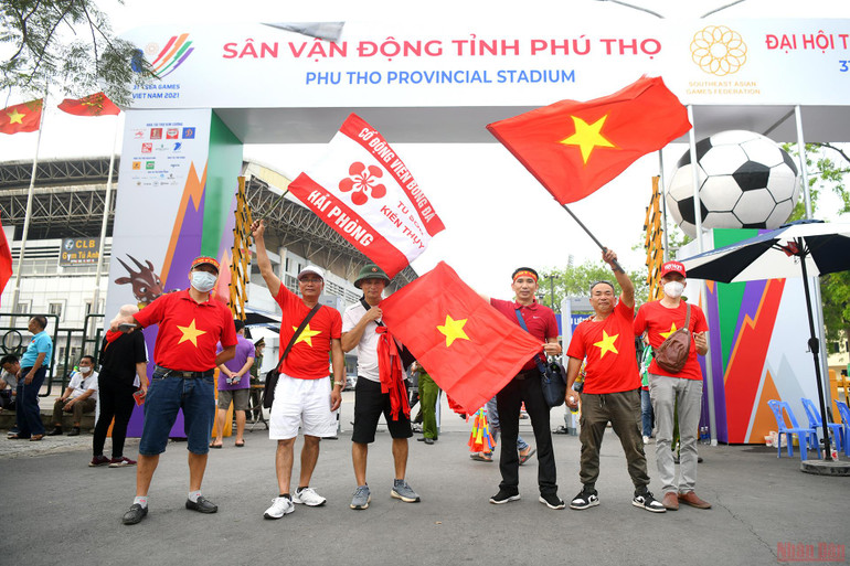 Cổ động viên Việt Nam khuấy động SVĐ Việt Trì trước giờ G -0