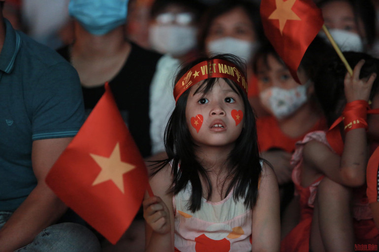 &quot;Các chú cố lên! Con đang xem các chú đá đây!&quot;