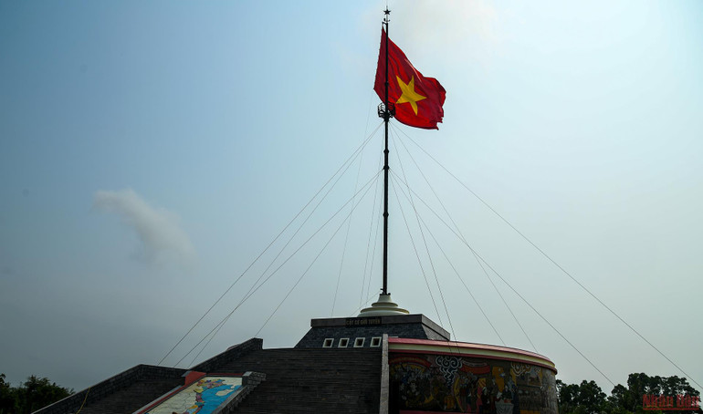 Cột cờ Hiền Lương (Kỳ đài Hiền Lương) gồm phần đài và cột cờ. Phần đài là tổng thể khối kiến trúc được xây cao hơn so với mặt bằng của di tích. Cột cờ có tổng chiều cao 28,00m, được làm bằng 6 đoạn thép ống, liên kết với nhau. Cầu Hiền Lương – Biểu tượng khát vọng thống nhất non sông -0
