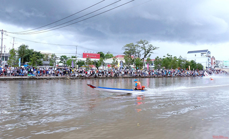 Đông đảo người dân đến xem, cổ vũ cho các tay đua võ lãi. Cuốn hút đua võ lãi miệt sông nước Cà Mau -0