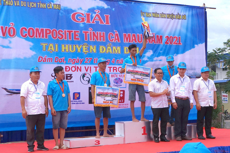 Ban tổ chức trao giải cho các tay đua có thành tích tốt. Cuốn hút đua võ lãi miệt sông nước Cà Mau -0