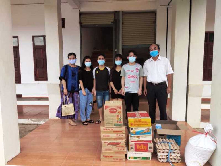 Đại diện Tổng Lãnh sự quán Việt Nam tại Luang Prabang trao thực phẩm hỗ trợ sinh viên Việt Nam, chiều 6-5. Tổng Lãnh sự quán Việt Nam tại Luang Prabang chung tay chống dịch Covid-19 -0