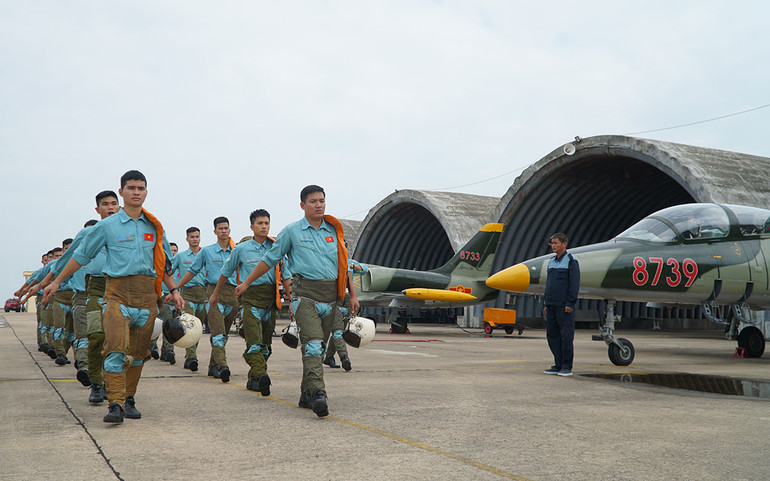 Những tình yêu “hơn cả bầu trời” trong bộ phim về những chàng học viên sĩ quan Không quân -0